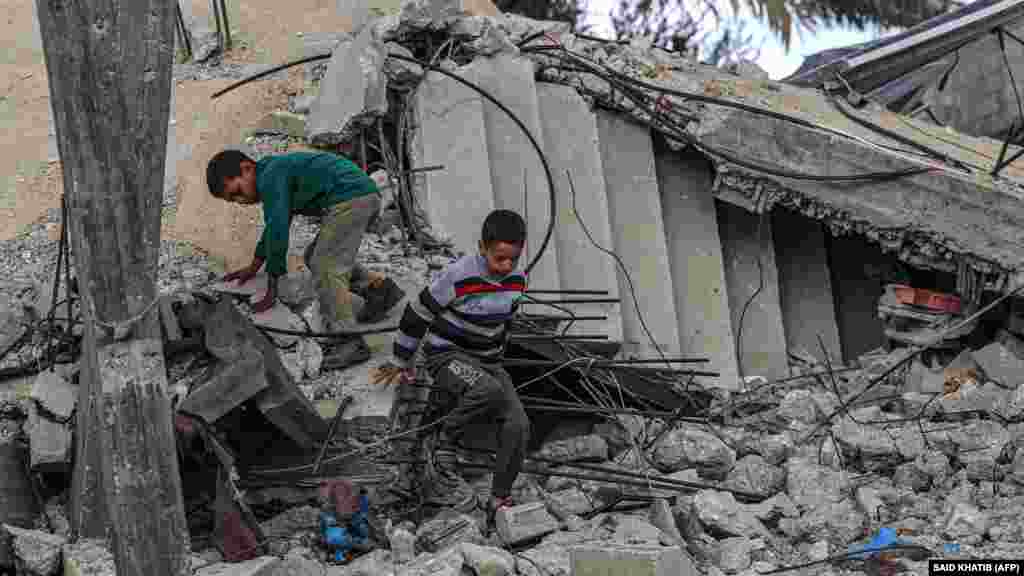 Palesztin kisfiúk a Gázai övezet déli részén található falujukban az Izrael és a Hamász közötti harcok fegyverszünetében.&nbsp;November 24-én, pénteken életbe lépett a tűzszünet Izrael és a palesztin Hamász terrorszervezet között, ekkor több elmenekült palesztin elindult gyalog hazafelé