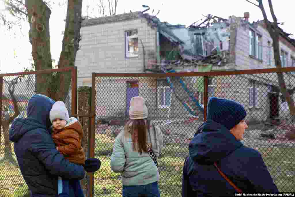 Російські військові регулярно атакують українські населені пункти з різних видів озброєння &ndash; ударними БПЛА, ракетами, РСЗВ. Москва, попри докази та свідчення, з початку масштабного вторгнення&nbsp;заперечує обстріли цивільних в Україні.