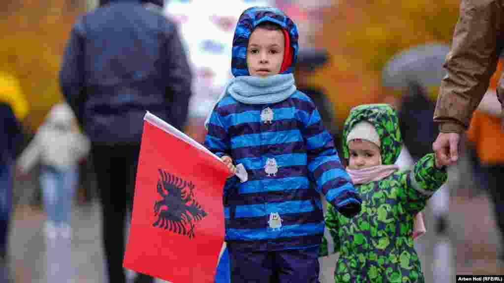 Këta fëmijë kishin dalë me prindërit e tyre derisa mbanin në dorë flamurin shqiptar.