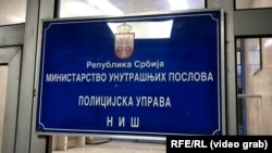 Oznaka na ulazu u Policijsku upravu u Nišu, gradu u kome se Nikola Sandulović od 5. januara 2024. nalazi u pritvoru. 