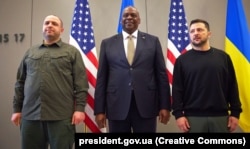 Справа наліво: президент України Володимир Зеленський, міністр оборони США Ллойд Остін і міністр оборони України Рустем Умєров у день засідання у форматі «Рамштайн». Штаб-квартирі НАТО. Брюссель, Бельгія, 11 жовтня 2023 року