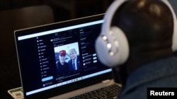 Muškarac pokušava da na laptopu gleda intervju milijarderaElona Muska sa bivšim predsjednikom SAD Donaldom Trumpom na mreži društvenih medija X, u Njujorku, SAD, 12. avgusta 2024. 