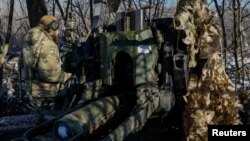 Pripadnik 12. brigade specijalnih snaga Azov Nacionalne garde Ukrajine sprema se za vatru na neotkrivenoj lokaciji u oblasti Donjeck, Ukrajina, 22. novembra 2023.