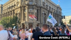 Кадър от протеста срещу арестуваните активисти заради участието им в митинг против плана за добив на литий в Сърбия