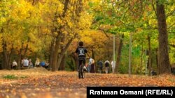 Një fëmijë duke ngarë biçikletën në shtegun e mbuluar nga gjethet në Parkun e Arbërisë, më 20 tetor 2023, Prishtinë, Kosovë.