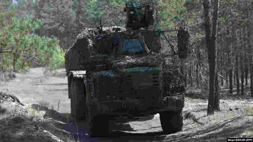 A jármű üzemeltetéséhez négyfős személyzet is elegendő.&nbsp;A tüzérségi rendszer 155 mm-es lövedékeket lő ki, köztük az amerikai gyártmányú Excalibur irányított tüzérségi lövedéket, amely képes ötven kilométernél messzebb lévő célpontokat is eltalálni