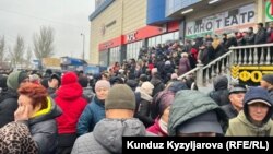 Бишкектеги Аламүдүн базарынын нааразылык акцияга чыккан соодагерлери. 1-декабрь, 2023-жыл.