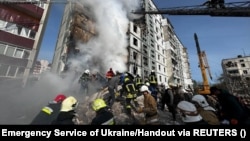 Розбір завалів триває