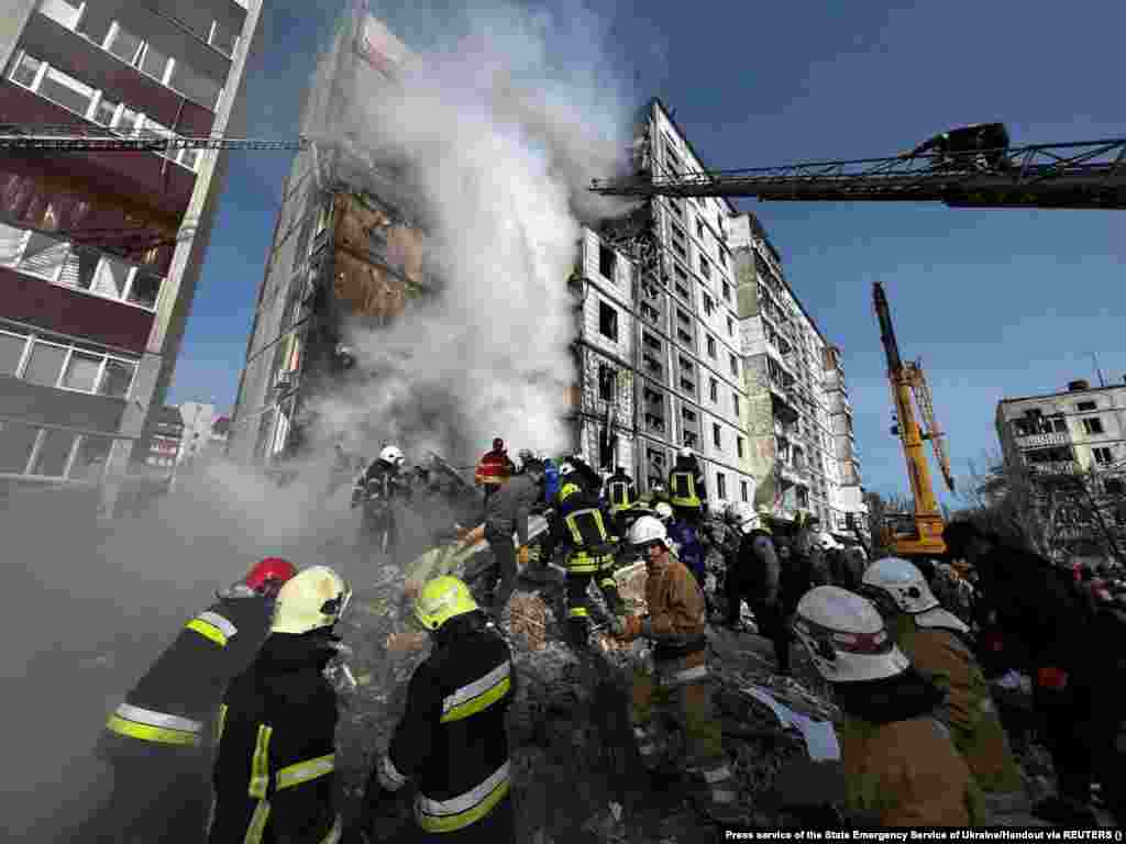 Punëtorët e shpëtimit në Uman duke kërkuar për të mbijetuar nën rrënojat e një ndërtese. Presidenti ukrainas, Volodymyr Zelensky, dënoi sulmet ajrore dhe ngjarjen e përshkroi si &ldquo;nata e terrorit rus&rdquo;.