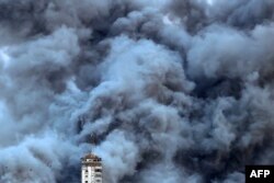 ابر غلیظی از دود پس از یک حمله اسرائیل به غزه؛ آینده غزه در هاله‌ای از ابهام است