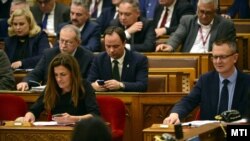 Szavaznak a képviselők az Országgyűlés plenáris ülésén 2022. november 8-án