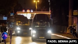 Konvoj vozila s oslobođenim taocima dolaze do bolnice u Izraelu, 26. novembar 2023.
