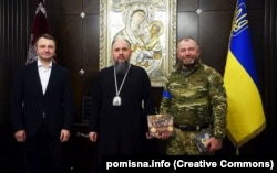 Мовний омбудсмен України Тарас Кремінь (ліворуч) і митрополит Київський і всієї України Епіфаній (посередині) під час зустрічі в Митрополичому домі глави ПЦУ. Київ, 30 березня 2022 року