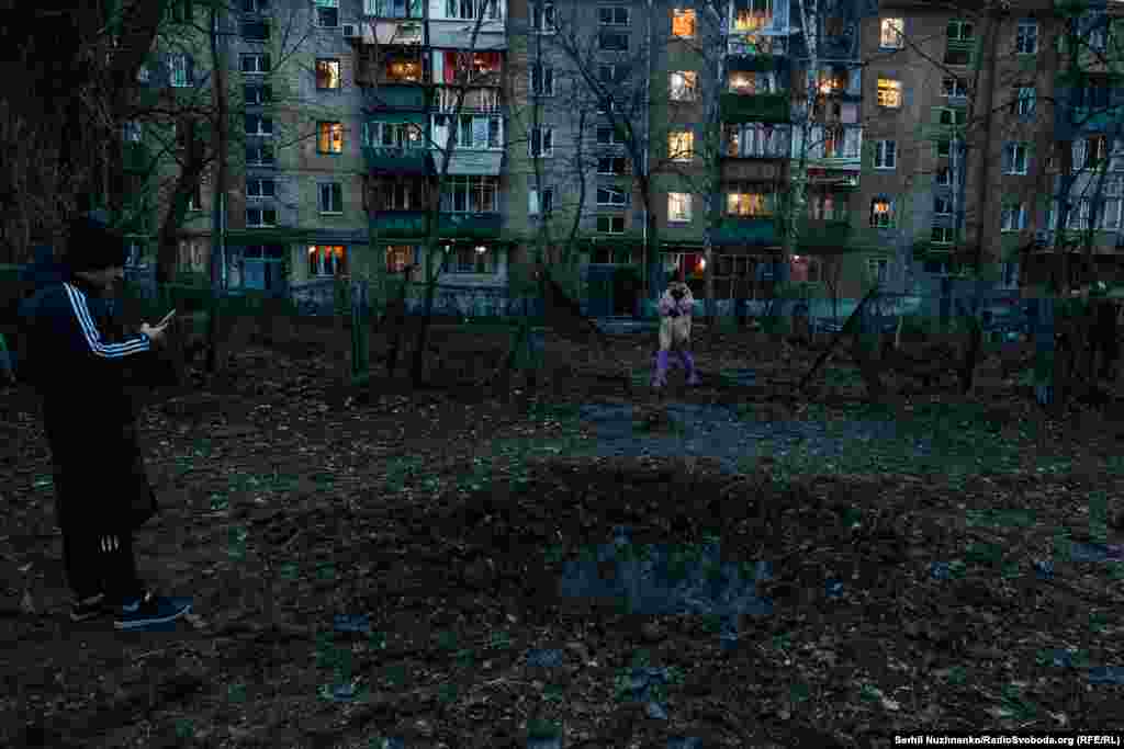 Місцеві&nbsp;&nbsp;жителі стоять біля воронки, яка з&rsquo;явилася після вибуху російського БПЛА &laquo;Шахед