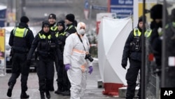 Forenzički stručnjak ispred crkve Jehovinih svjedoka.