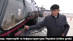 Богуслаєв показує гелікоптер Мі-2