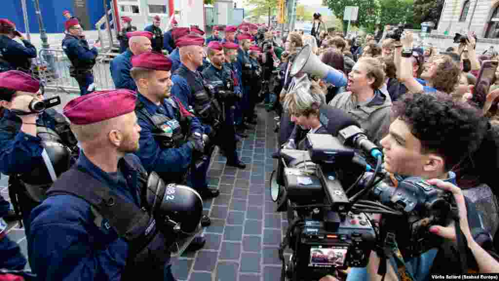 Április 24-én is könnygázt vetettek be a rendőrök a tiltakozók ellen, amikor Orbán Viktor hivatalához vonultak