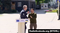 Володимир Зеленський, президент України (справа) та Єнс Столтенберг генсек НАТО під час брифінгу у Києві. 29 квітня 2024 року