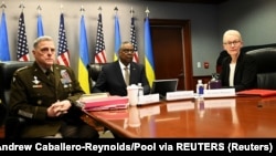 Голова Об’єднаного комітету начальників штабів США Марк Міллі, міністр оборони США Ллойд Остін і помічник міністра з питань міжнародної безпеки Селесте Волландер під час віртуального засідання Контактної групи з питань оборони України. Пентагон, Вашингтон, 15 березня 2023 року