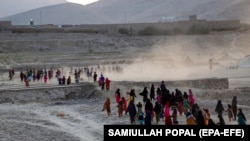 کودکان در یک منطقه دور افتاده که صنف درسی ندارند