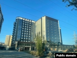 По информации главы управделами президента КР Каныбека Туманбаева, частные стройкомпании передали государству 1180 квартир, которые перейдут на баланс Госипотечной компании для последующей реализации гражданам.