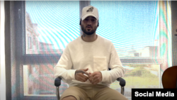 Iranian rapper Toomaj Salehi appeared in a video on November 26 in which he talked about the torture and beatings he suffered while in prison. 