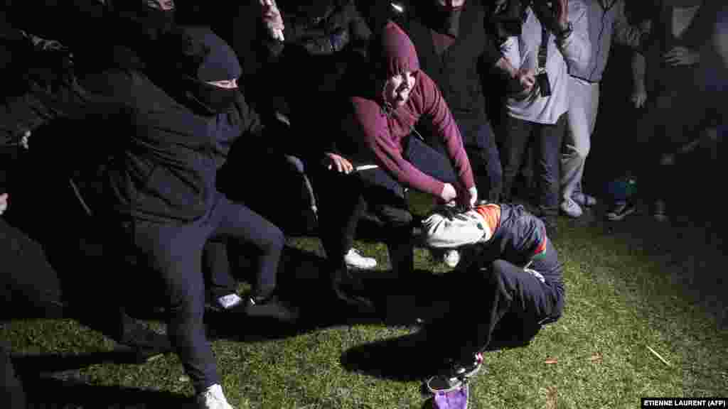 Ellentüntetők egy palesztinpárti tüntetőt vernek&nbsp;a Kaliforniai Egyetemen, Los Angelesben 2024. május 1-jén