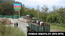 Вірменські біженці з Карабаху проїздять російський блок-пост в Лачинському коридорі, який з’єднує Нагірний Карабах з Вірменією (архівне фото 26 вересня 2023 року)