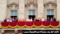 Krunisan britanski kralj Čarls Treći