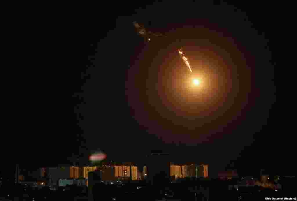 Explozia unei drone pe cerul de deasupra Kievului, în timpul unui atac cu drone rusești pe 8 mai.