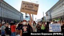 Демонстрант во Софија против амандманите со кои се забранува ЛГБТ „пропагандата“ во училиштата држи натпис: „Мојот живот е факт, а не пропаганда“.