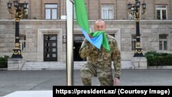 Азербайжандын президенти Илхам Алиев Тоолуу Карабактын борборундагы туу көтөрүү учурунда. 15-октябрь, 2023-жыл.