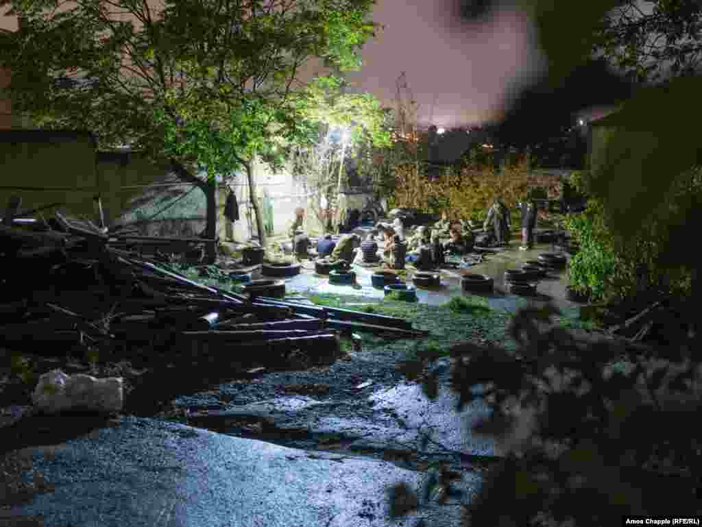 Un grup învață să pună garoul în cadrul antrenamentelor de prim ajutor organizate de VOMA pe 19 octombrie. Elina, o cetăţeană olandeză provenind dintr-o familie cu rădăcini armenești, s-a înscris la antrenamente&nbsp;din cauza zvonurilor referitoare la posibilitatea ca, în viitorul apropiat, Azerbaidjanul să invadeze sudul Armeniei. &bdquo;Cred că este o amenințare reală, având în vedere că tocmai au invadat și au preluat [Nagorno-Karabah]&rdquo;, a spus Elina. S-a alăturat cursului VOMA pentru că &bdquo;atunci când trăiești într-o țară care este în permanență amenințată. de război, fiecare cetățean ar trebui să fie pregătit să se protejeze.&rdquo; &nbsp;