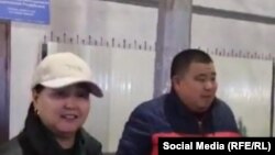 Гүлназ Эргешова жана "Аламүдүн базарынын соодагери "УКМКнын имаратынын алдында. 1-декабрь, 2023-жыл