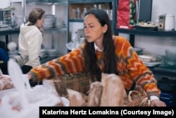 Волонтерка розповідає, що навколо центру об’єдналися люди різних національностей