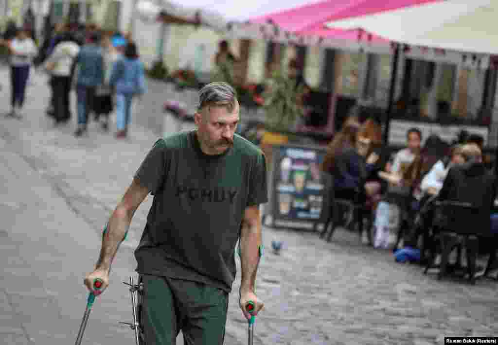 Vojnici poput Yabchanke zabrinuti su da, uprkos širokom osjećaju jedinstva među Ukrajincima, neki možda neće u potpunosti shvatiti realnost da ovaj sukob može trajati godinama i zahtijevati znatno veći broj boraca.