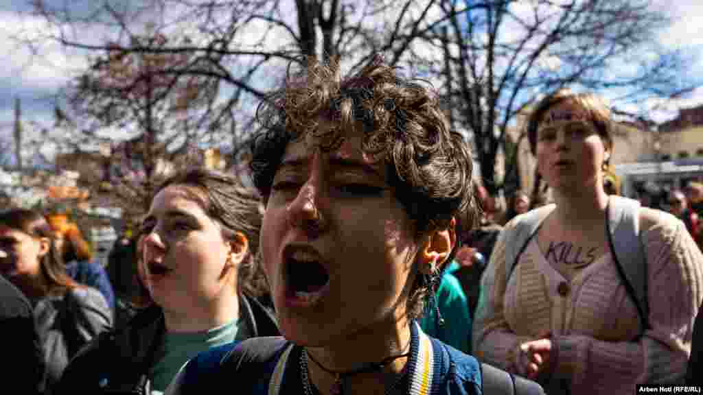 Protestuesit janë dëgjuar edhe duke kërkuar dënime maksimale për vrasësit, dhunuesit dhe ngacmuesit e grave, dhe për më shumë siguri për gratë në ambientet publike dhe private.