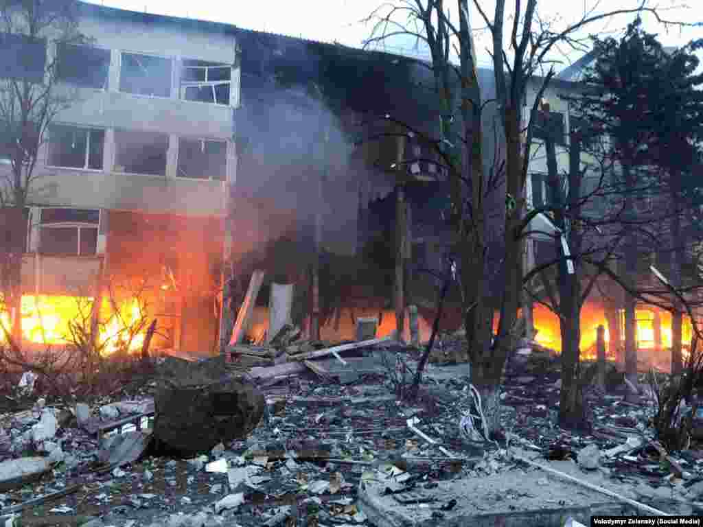 Një ndërtesë duke u djegur si pasojë e sulmeve ruse me raketa.&nbsp;