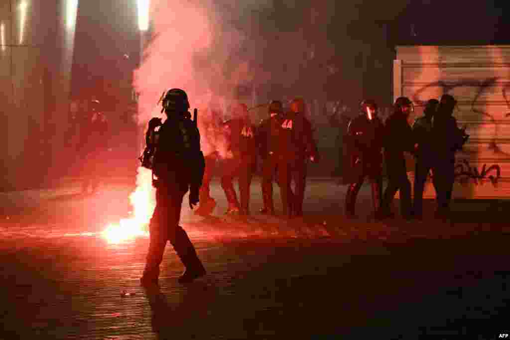 Interventna policija upotrijebila je vodene topove i suzavac.