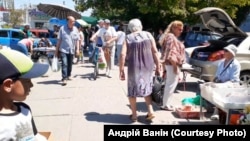 Стихійна торгівля, зафільмоване Андрієм в окупації