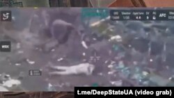 З бліндажа виходить другий український військовополонений, у цей час перший вже лежить на землі обличчям донизу