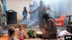 პალესტინელი ლტოლვილები გაეროს ბანაკში ღაზის სექტორის სამხრეთში. რაფაჰი, 14 ნოემბერი, 2023.