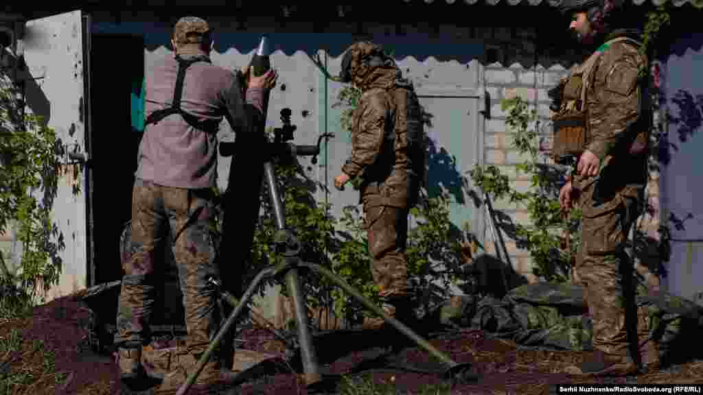 Закидають міну калібром 120 міліметрів. І в укриття.