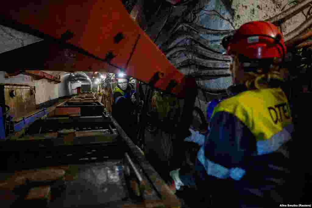 Natalija i Kristina mijenjaju bateriju na vozu u oknu rudnika. &nbsp;