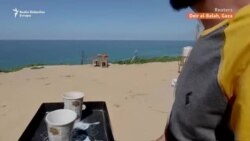 Knjiga uz more u kafiću i biblioteci u Gazi