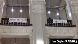 "Union me zove", poruka na plakatu u zgradi fakulteta.