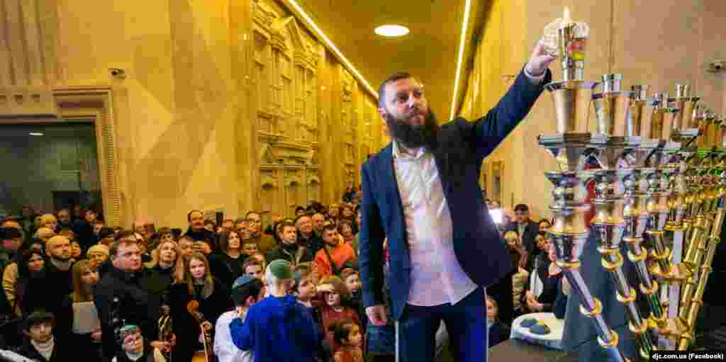 Урочисте запалювання першої свічки Хануки у Дніпрі в галереї&nbsp;Культурно-ділового центру &laquo;Менора&raquo;