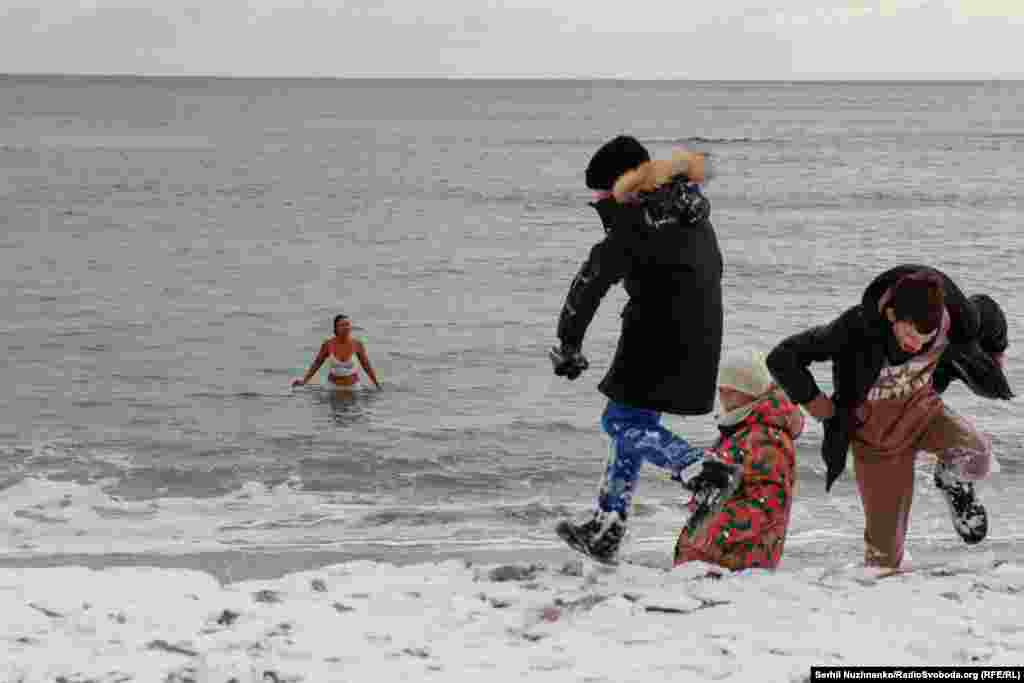 Дівчина Ірсіана не зраджує традиції і купається в будь-яку погоду