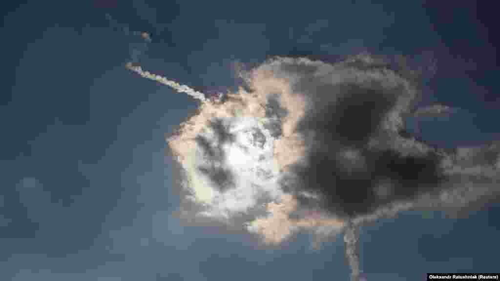 Légiharc-rakéta az égen március 10-én Donyeck fölött.&nbsp; Oroszország egyik fő célja most az egész ukrajnai Donbász ipari régió elfoglalása, benne a Donyecki és Luhanszki területtel.