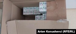 Një pako me ilaçin Creon e vendosur në dysheme.